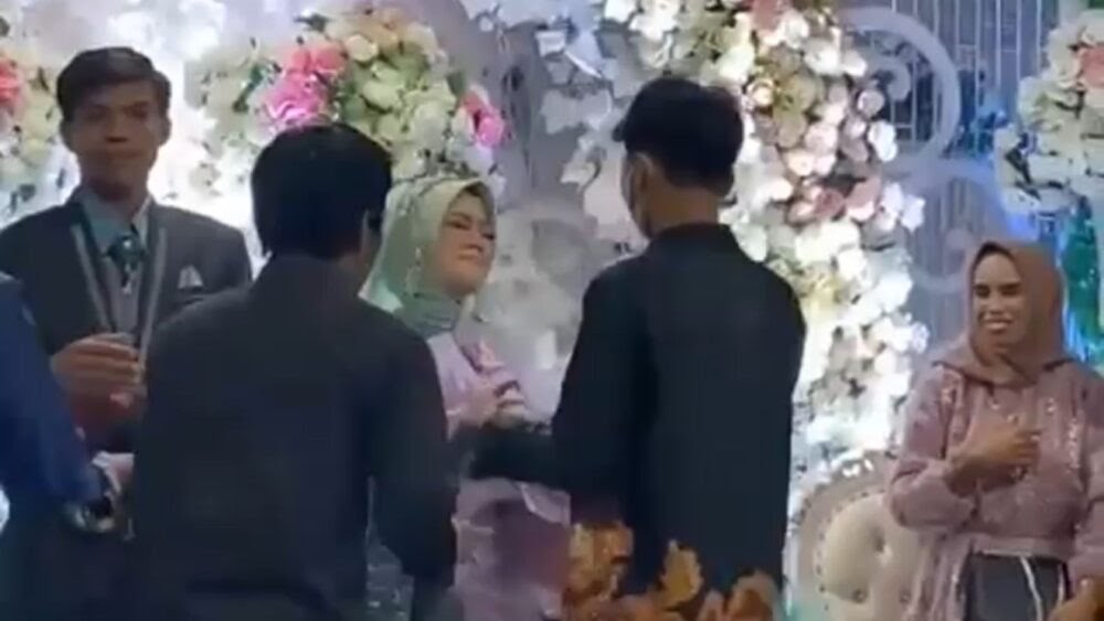 Viral Pria di Koltim Hadiri Pernikahan Mantan Pacar, Mempelai Wanita Nangis Terseduh-sedu
